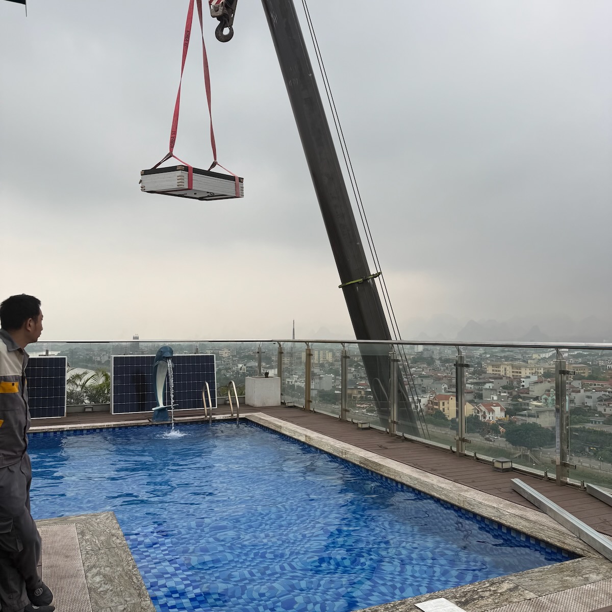 Cty năng lượng mặt trời Hanogen lắp đặt cho khách sạn ở Hà Nam, cẩu tấm pin